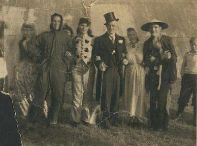 860701 Afbeelding van enkele verklede Wijk C-bewoners, tijdens de viering van het dubbele jubileum van pater ...